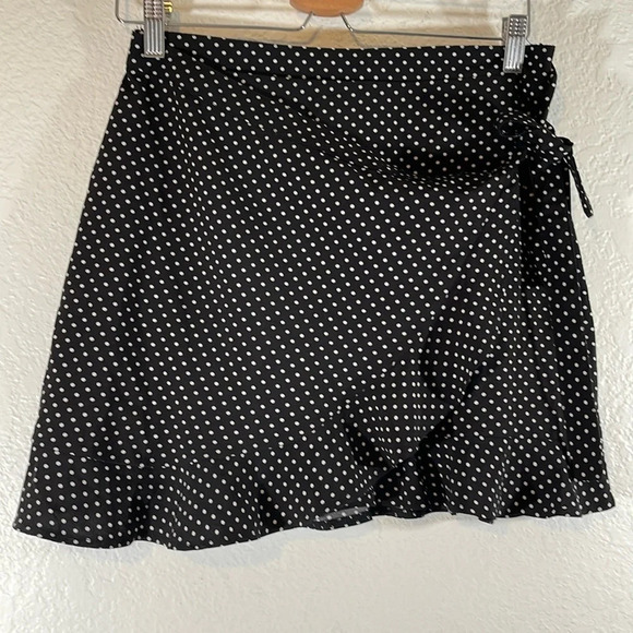 NASTY GAL Polka Dot Mini Ruffle Wrap Skirt Black & White Size 4 NEW - Picture 3 of 8
